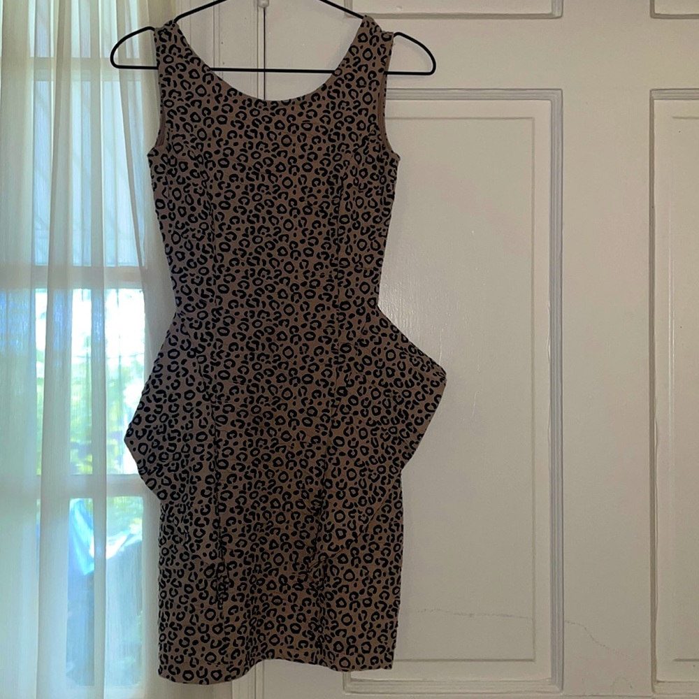This cheetah print body con dress is fierce & fun! Size Small
